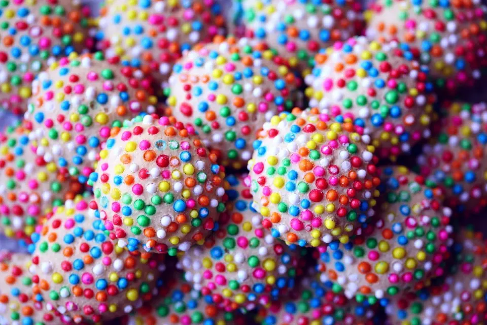 Esferas de masa cubiertas de confites de colores