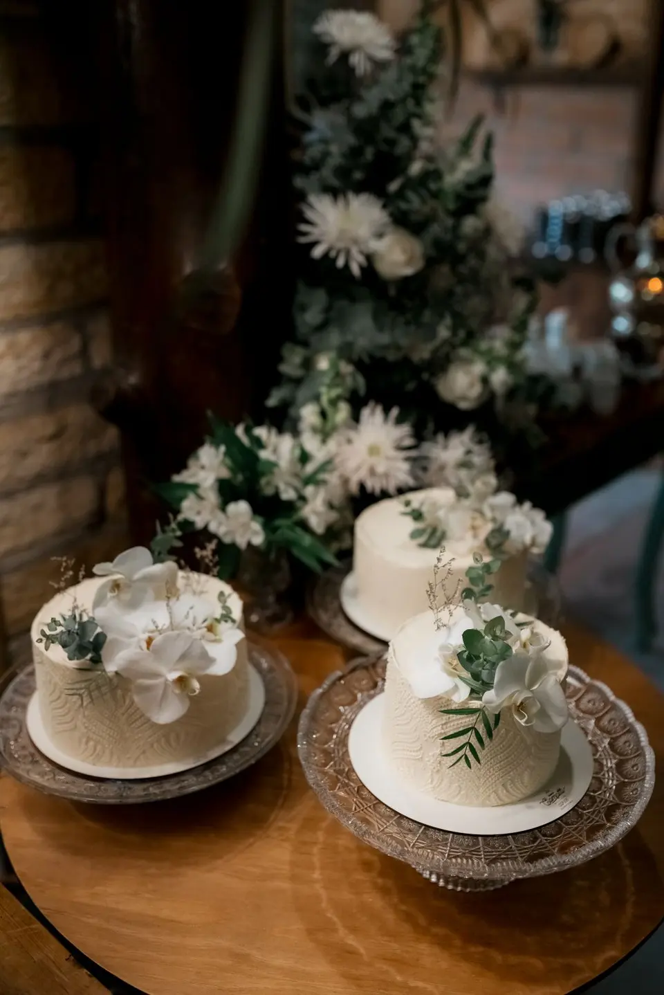 Dos tortas blancas de boda decoradas con flores